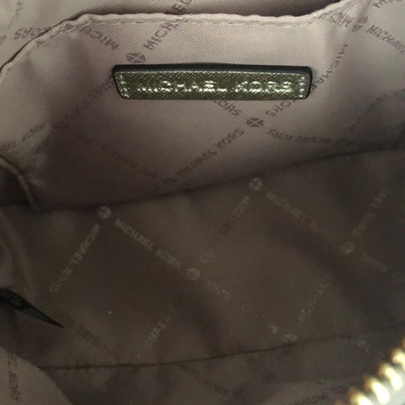 Michael Kors LG Travel Pouch Gold or Silver - Picture 7 of 8